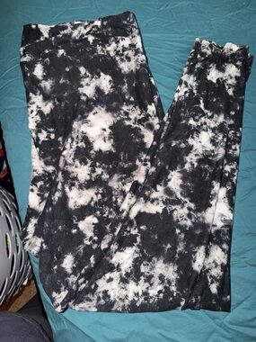 LuLaRoe Black and White Tie-Dye Leggings
